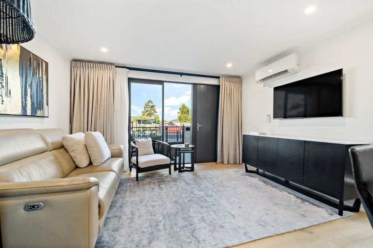 Photo of property in 8 Patariki Way, Beach Haven, Auckland, 0626