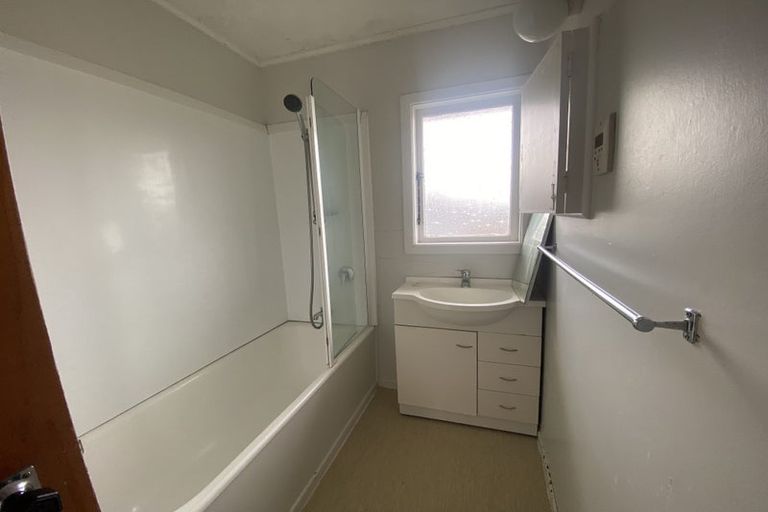 Photo of property in 32 Kervil Avenue, Te Atatu Peninsula, Auckland, 0610