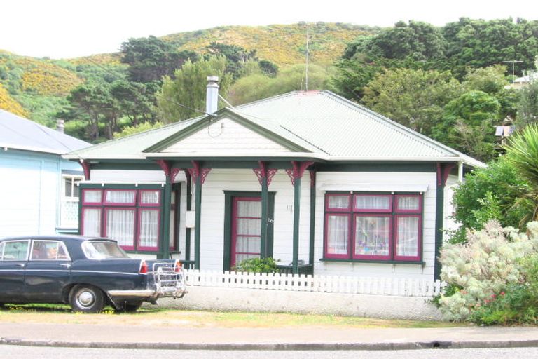 Photo of property in 16 Eden Street, Island Bay, Wellington, 6023