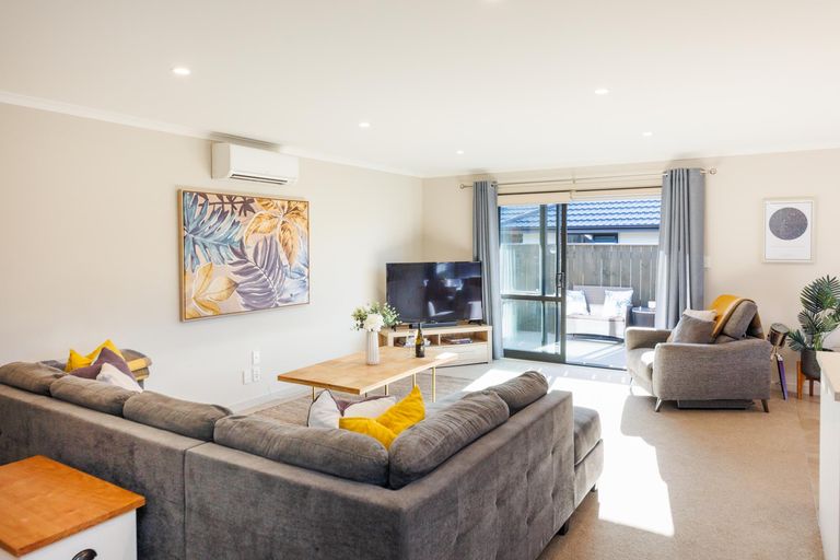 Photo of property in 34 Cyprus Place, Fitzherbert, Palmerston North, 4410