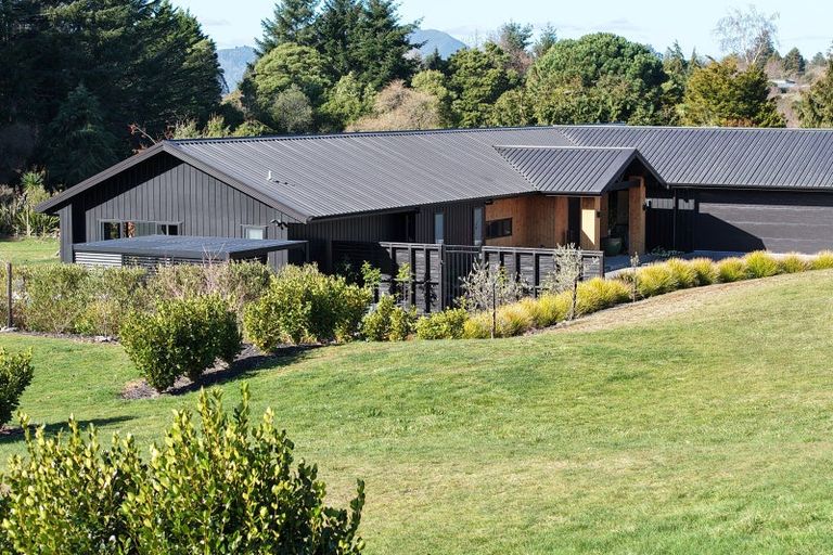 Photo of property in 2 Nga Tui Lane, Acacia Bay, Taupo, 3385
