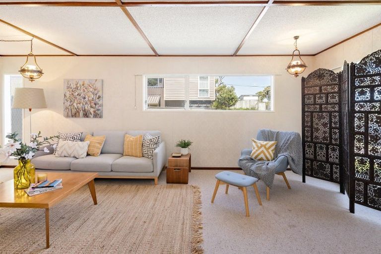 Photo of property in 40 Glanmire Road, Newlands, Wellington, 6037