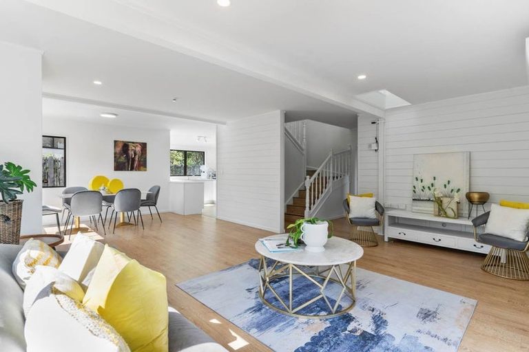 Photo of property in 2/7 Altair Place, Windsor Park, Auckland, 0632