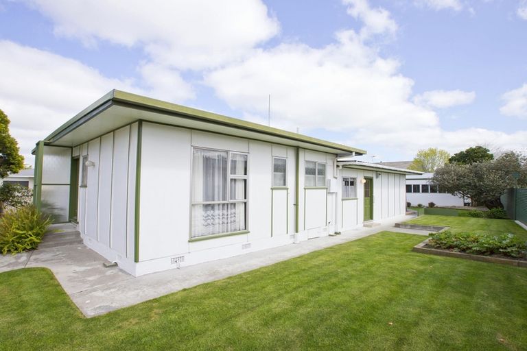Photo of property in 6 Pukatea Place, Milson, Palmerston North, 4414