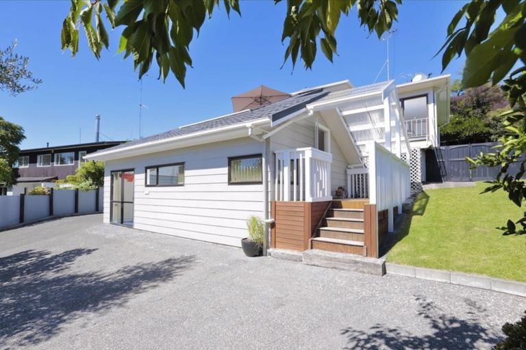 Photo of property in 14 Sandiacre Way, Browns Bay, Auckland, 0630