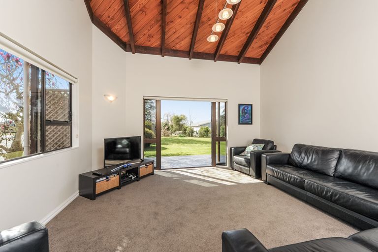 Photo of property in 102 Shaw Road, Oratia, Auckland, 0604