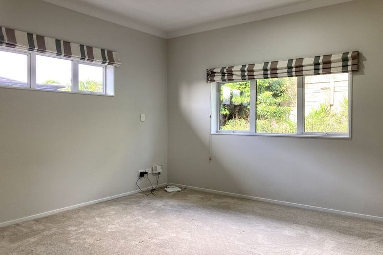 Photo of property in 16 Midhurst Avenue, Henderson, Auckland, 0612