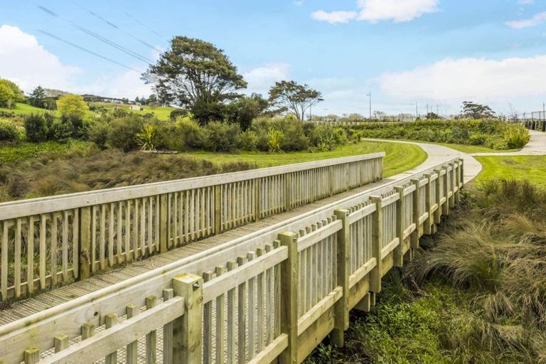 Photo of property in 7 Whawhaki Lane, Kumeu, 0810