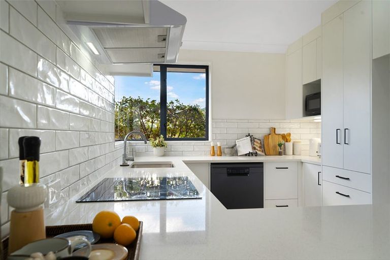 Photo of property in 8 Coupland Court, Glendene, Auckland, 0602