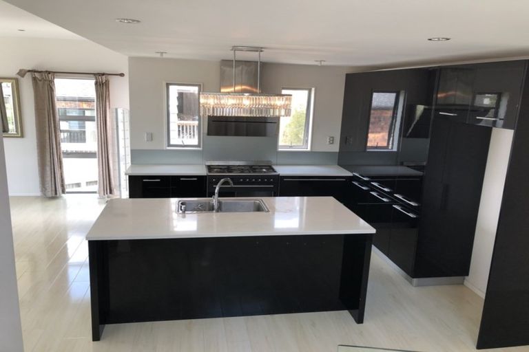 Photo of property in 32 Namsan Close, Fairview Heights, Auckland, 0632