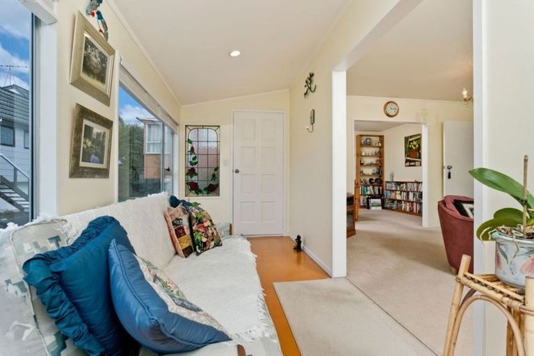 Photo of property in 2/82 Pupuke Road, Hillcrest, Auckland, 0627