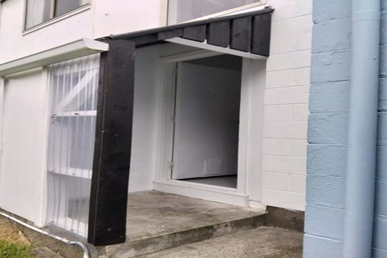 Photo of property in 112 Akaroa Drive, Maupuia, Wellington, 6022