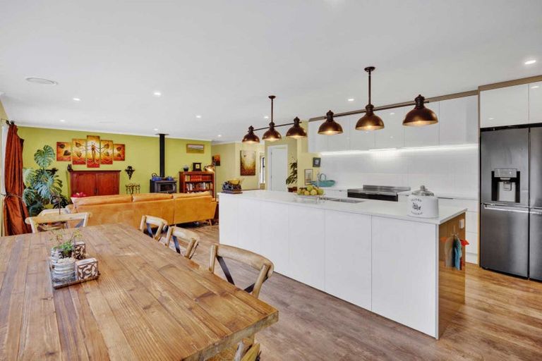 Photo of property in 2 Te Ara Karoiroa Road, Hurford, New Plymouth, 4374