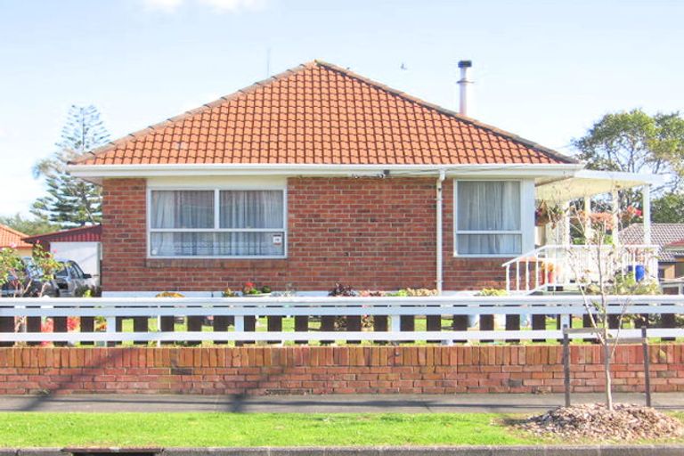 Photo of property in 13 Churchill Avenue, Manurewa, Auckland, 2102