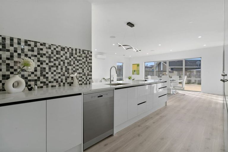 Photo of property in 16 Kilmacrennan Drive, Rosehill, Papakura, 2113