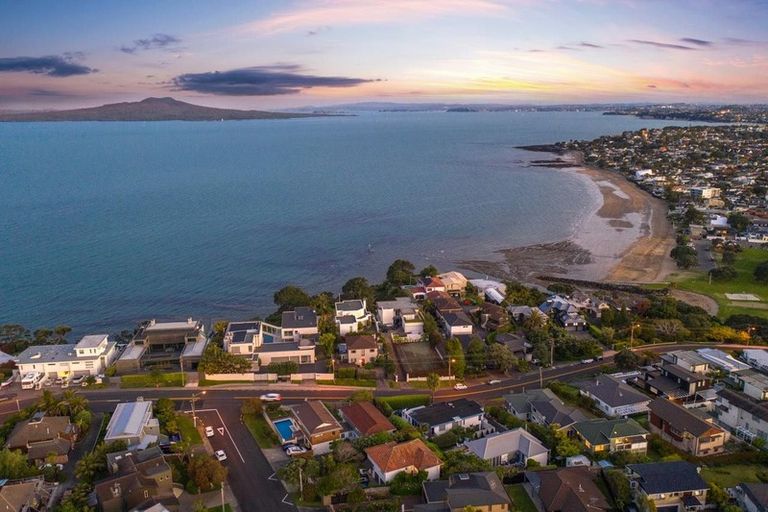 Photo of property in 3/28 Beach Road, Castor Bay, Auckland, 0620