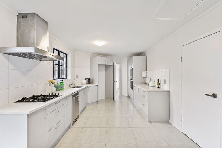 Photo of property in 7 Glen Vista Place, Bayview, Auckland, 0629