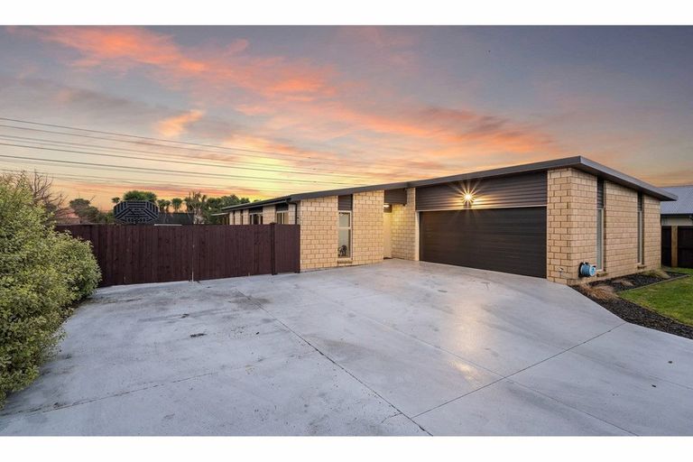 Photo of property in 15 Little Oaks Drive, Yaldhurst, Christchurch, 8042