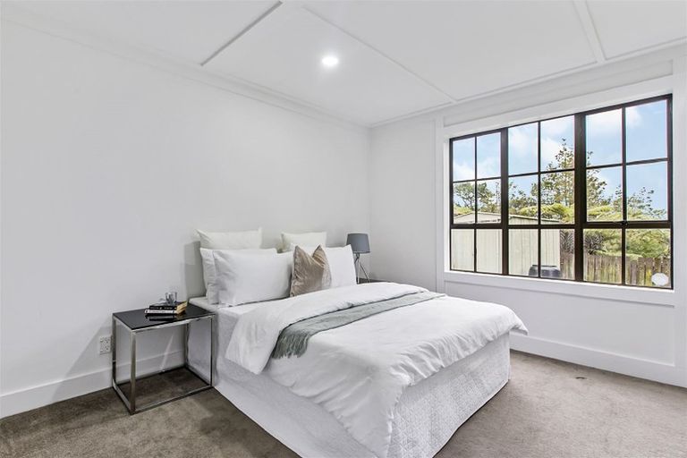 Photo of property in 7 Glen Vista Place, Bayview, Auckland, 0629