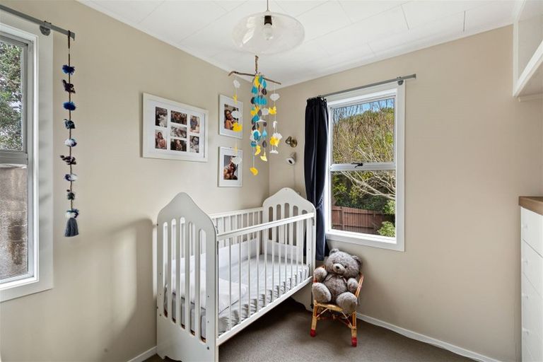 Photo of property in 1 Surf Road, Stanmore Bay, Whangaparaoa, 0932