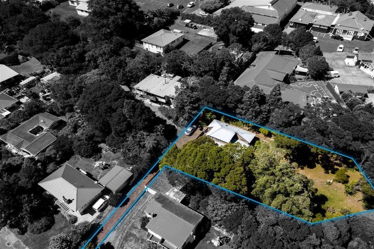 Photo of property in 5 Takapu Street, Henderson, Auckland, 0612