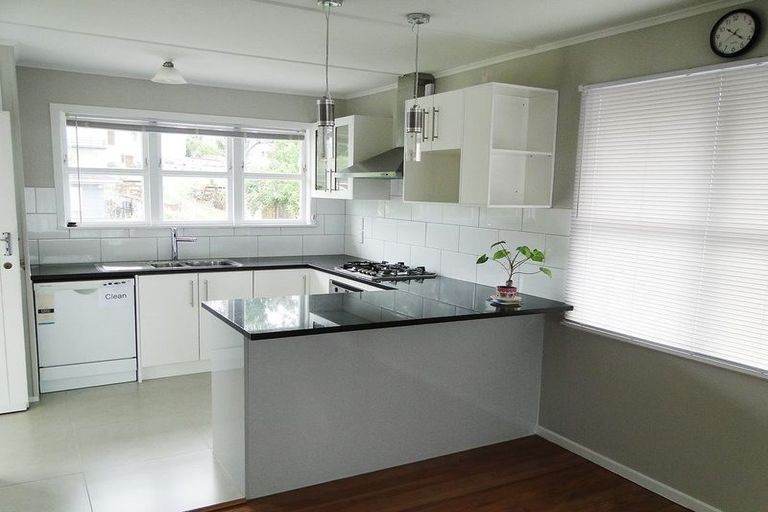 Photo of property in 111 Gossamer Drive, Pakuranga Heights, Auckland, 2010