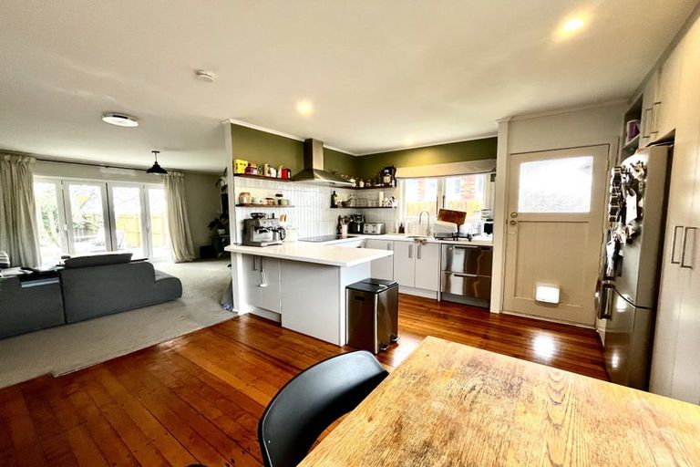 Photo of property in 52 Flanshaw Road, Te Atatu South, Auckland, 0610