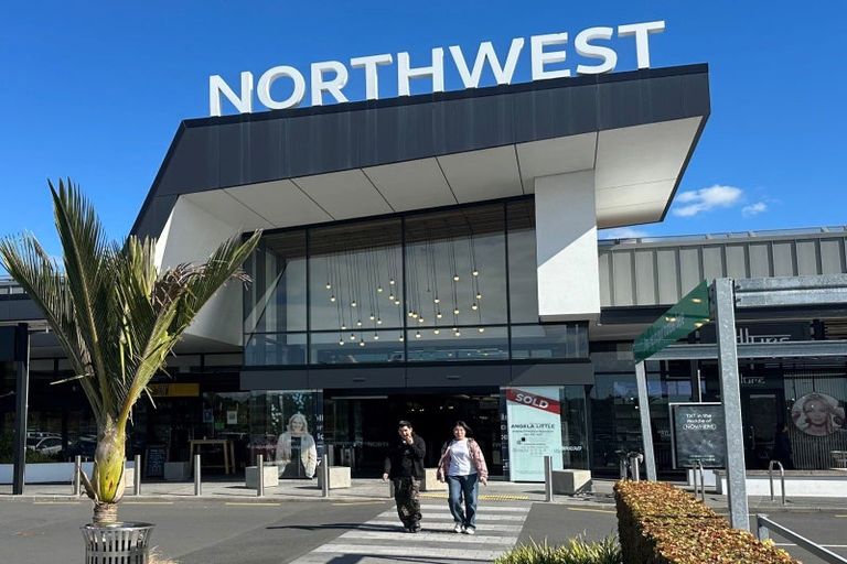 Photo of property in 13 Helleur Road, Massey, Auckland, 0614