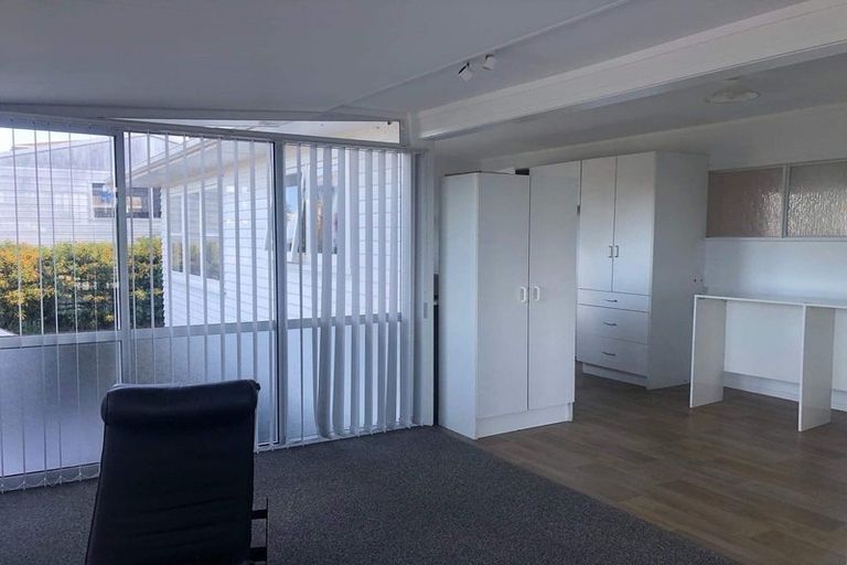 Photo of property in 73 Waimumu Road, Massey, Auckland, 0614