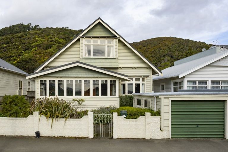 Photo of property in 73 Marine Parade, Eastbourne, Lower Hutt, 5013