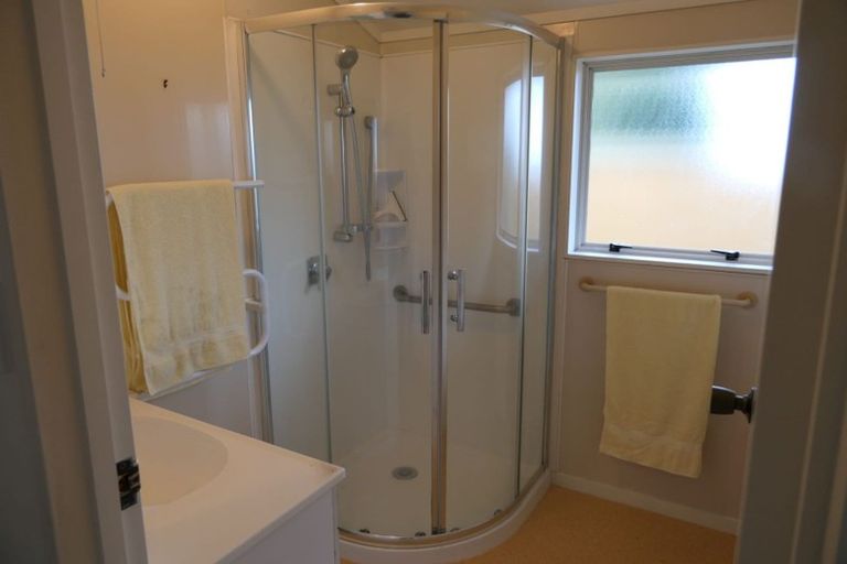 Photo of property in 2/34 Howard Road, Northcote, Auckland, 0627