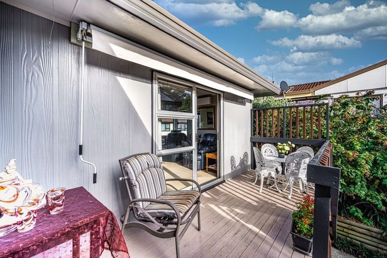 Photo of property in 2/114 Bradbury Road, Botany Downs, Auckland, 2010