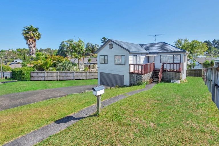 Photo of property in 11 Loughanure Place, Massey, Auckland, 0614