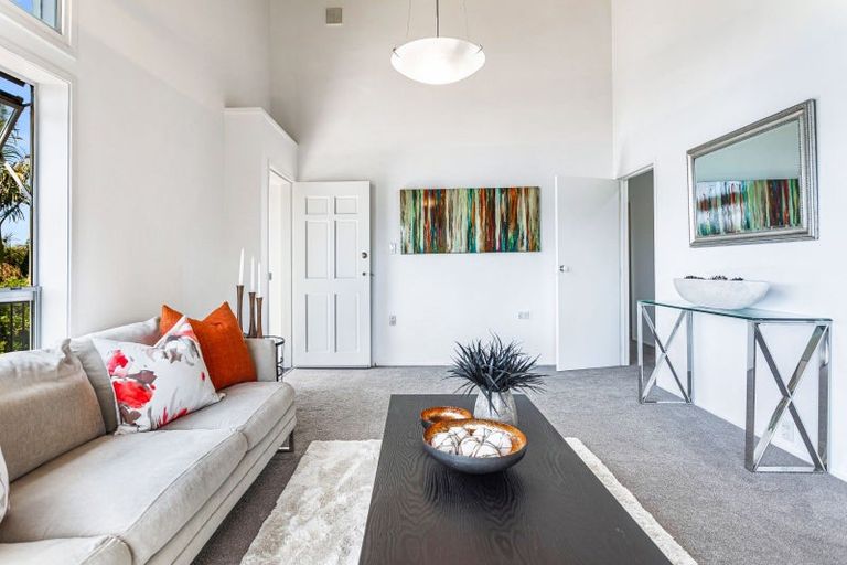 Photo of property in 2/38 Ravenwood Drive, Forrest Hill, Auckland, 0620