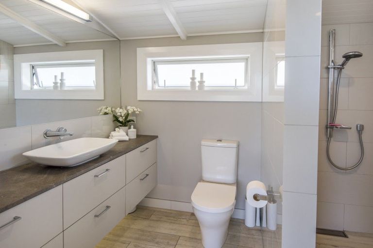 Photo of property in 120 Aberdeen Road, Campbells Bay, Auckland, 0620