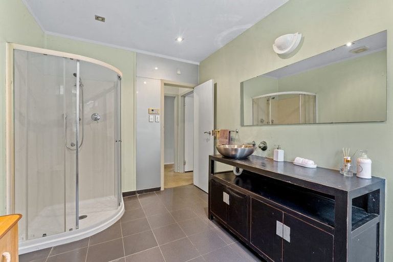 Photo of property in 10 Hobbs Road, Matakatia, Whangaparaoa, 0930