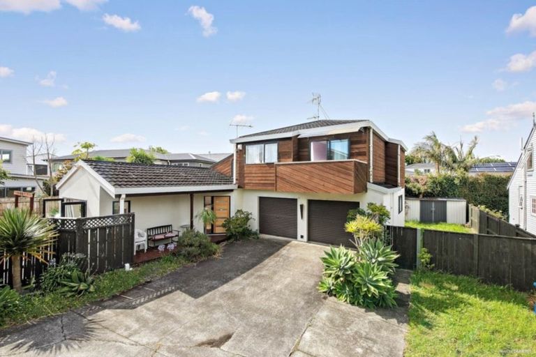 Photo of property in 1/138 East Coast Road, Forrest Hill, Auckland, 0620