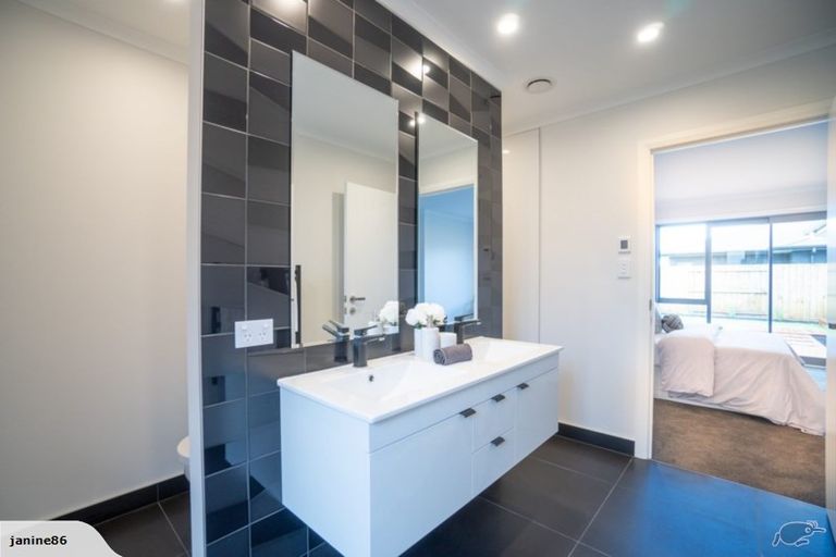 Photo of property in 5 Mediterranean Grove, Fitzherbert, Palmerston North, 4410