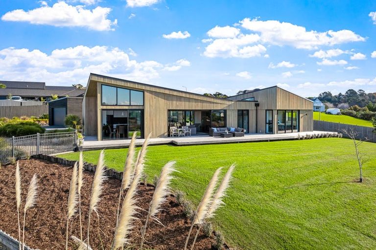 Photo of property in 7 Laguna Place, Matakatia, Whangaparaoa, 0930