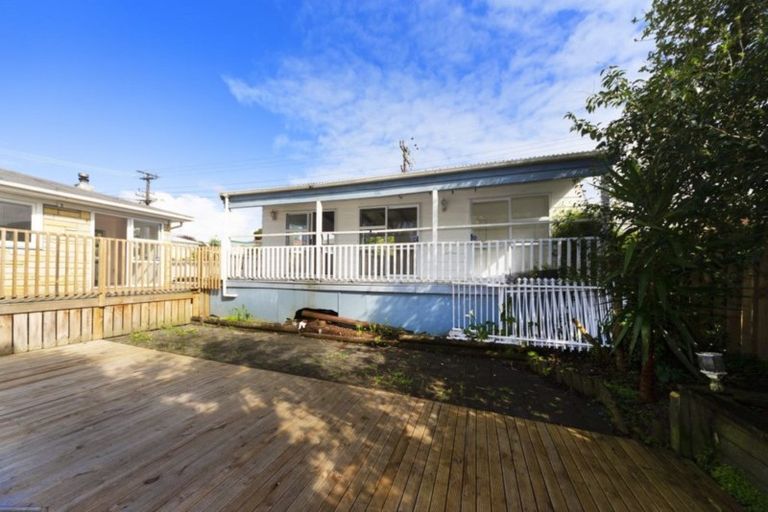 Photo of property in 2 Alston Avenue, Kelston, Auckland, 0602