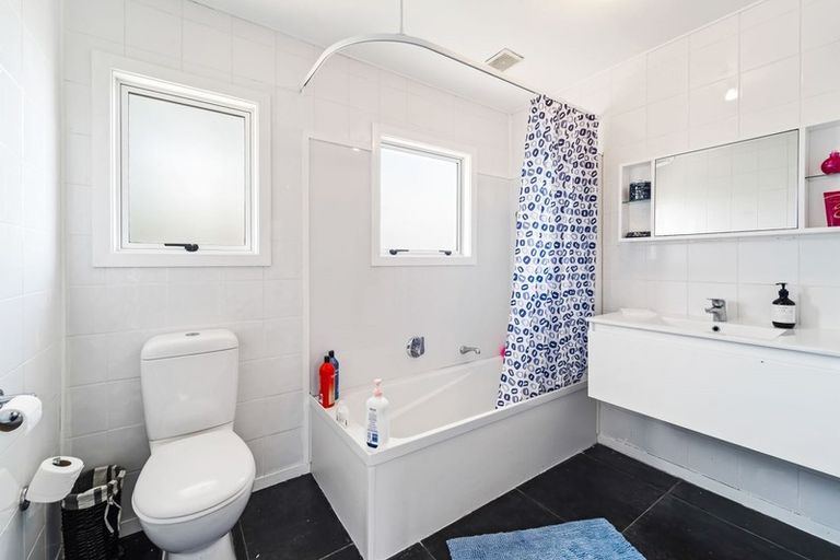 Photo of property in 122 Moire Road, West Harbour, Auckland, 0618