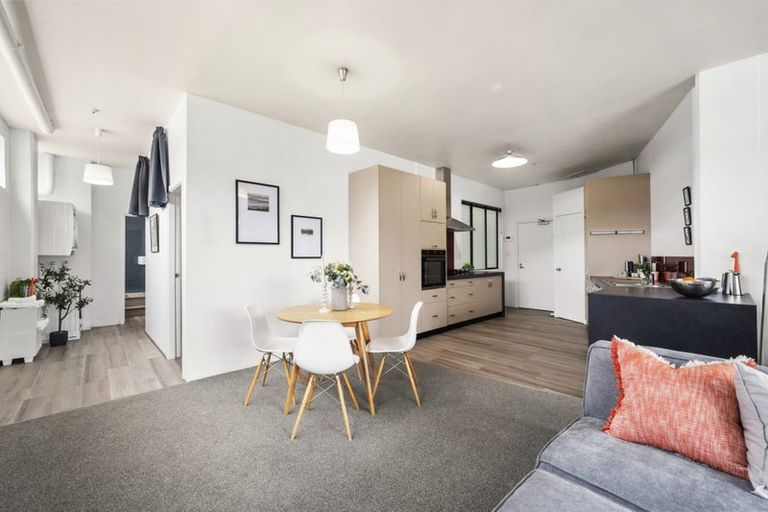 Photo of property in Endeavour Apartments, 18/125 Thorndon Quay, Pipitea, Wellington, 6011