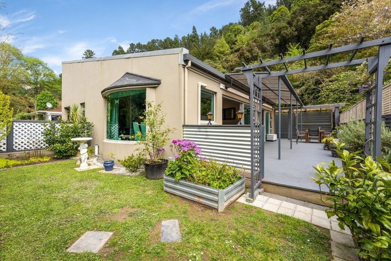 Photo of property in 108 Pinehaven Road, Pinehaven, Upper Hutt, 5019