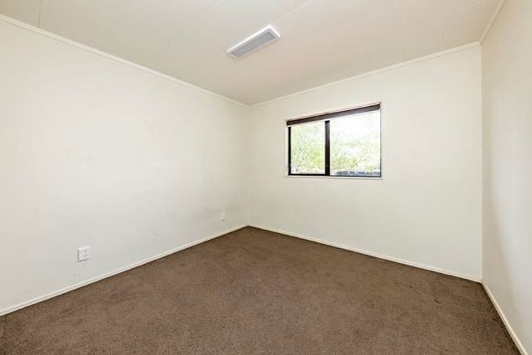 Photo of property in 2/40 Hollyford Drive, Clover Park, Auckland, 2105