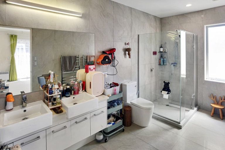 Photo of property in 10 Gilbransen Road, Kumeu, 0810