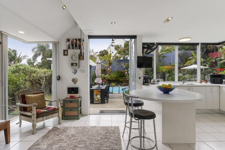 Photo of property in 8 Lingham Crescent, Torbay, Auckland, 0630