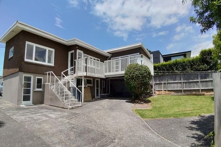 Photo of property in 2/6 Rothesay Bay Road, Rothesay Bay, Auckland, 0630