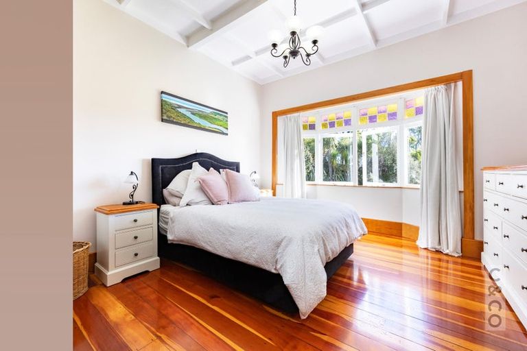 Photo of property in 10 Kaipara View Road, Helensville, 0875