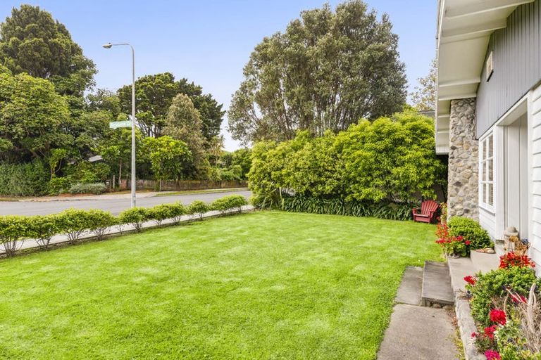 Photo of property in 15 Walton Avenue, Waikanae, 5036