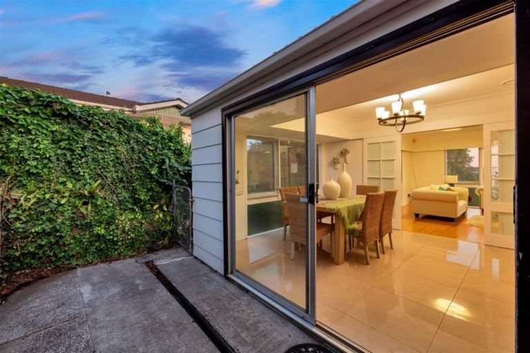 Photo of property in 29 Raymond Terrace, Northcote, Auckland, 0627
